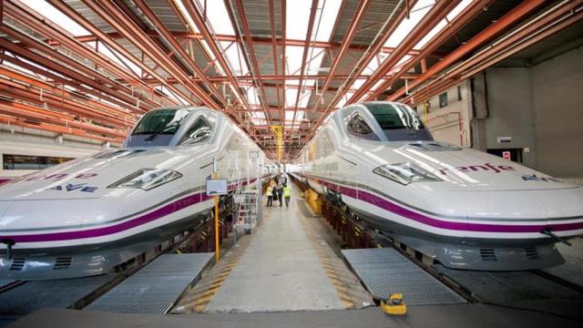 Imagen de dos trenes AVE, en imagen de archivo