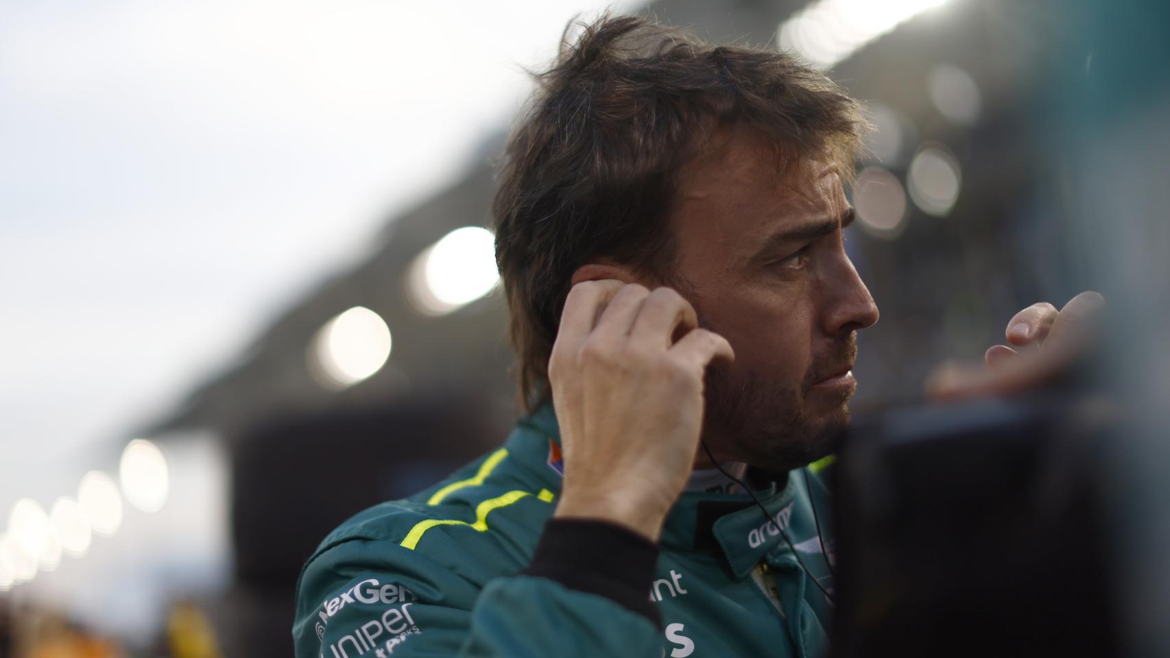 Fernando Alonso se prepara antes de comenzar un Gran Premio de Fórmula 1