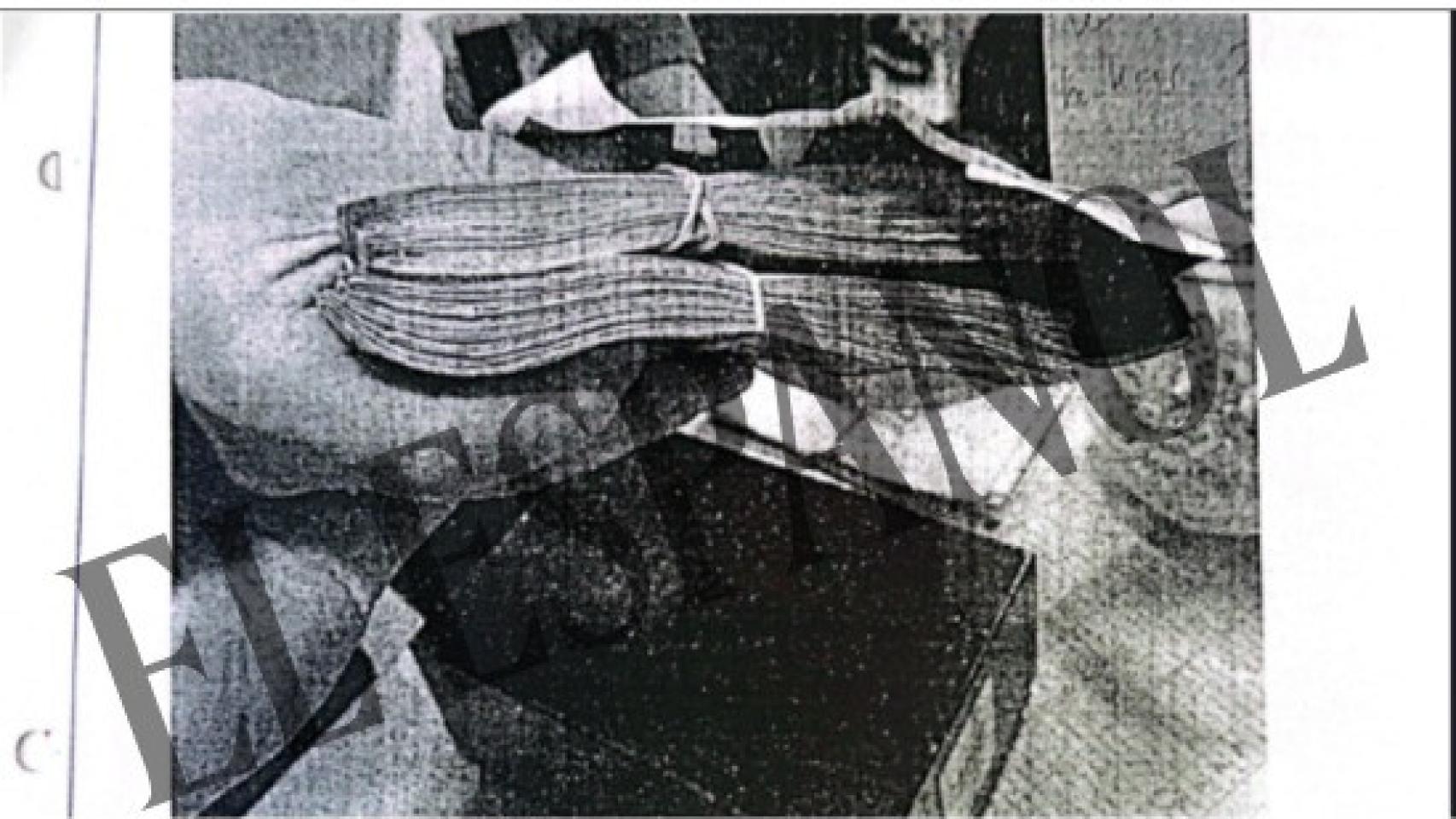 Uno de los fajos de billetes incautados por la Unidad Central Operativa (UCO) de la Guardia Civil en Hotel Urban Dream de Granada.