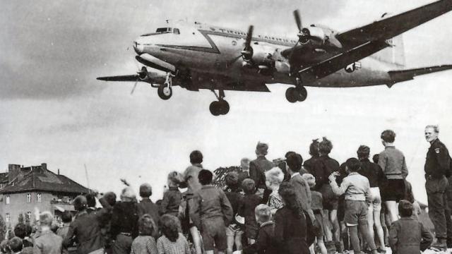Civiles observando el aterrizaje de un C-54 americano en el aeropuerto de Berlín. 1948