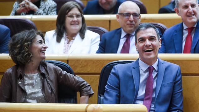 Pedro Sánchez y María Jesús Montero, en el Senado