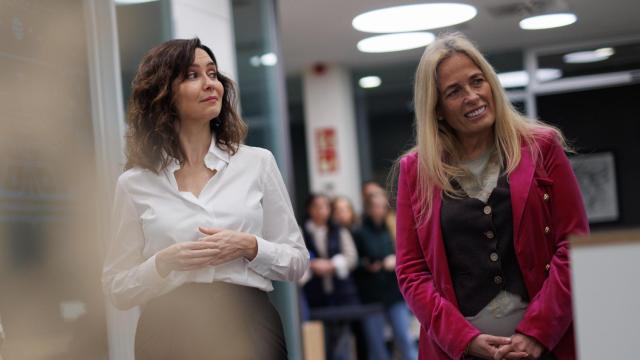 La presidenta de la Comunidad de Madrid, Isabel Díaz Ayuso, y la consejera de Economía, Hacienda y Empleo, Rocío Albert.
