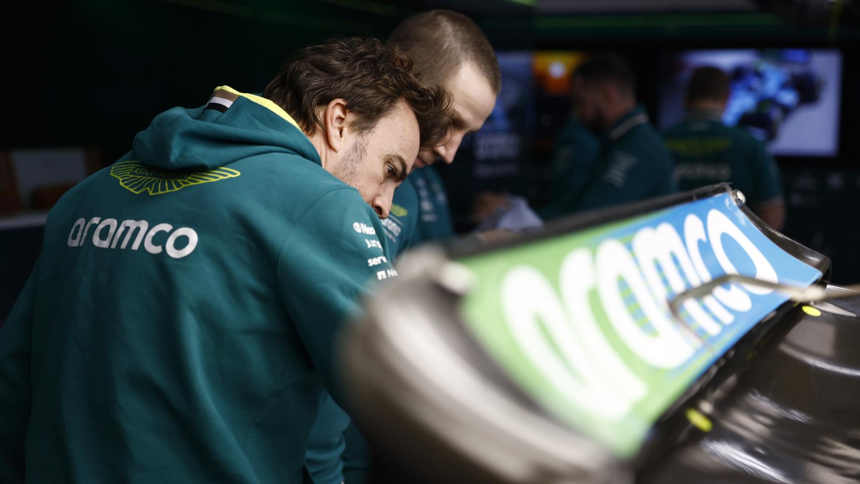 Fernando Alonso revisa con un ingeniero los cambios en el ARM24