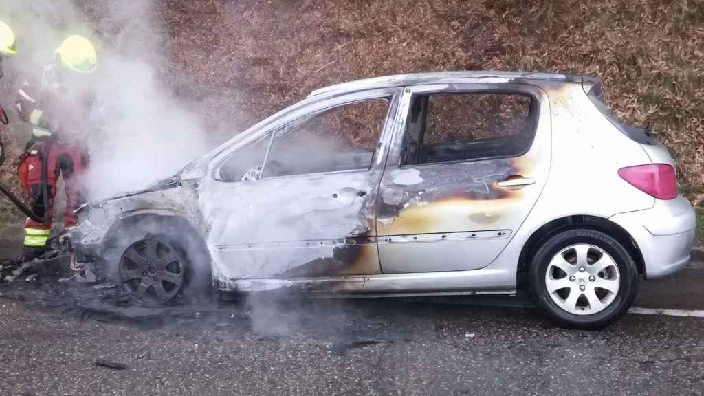 Coche calcinado en Estrada Clara Campoamor.