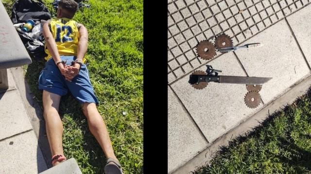 Momento de la detención del atacante junto al machete que llevaba en una mochila.