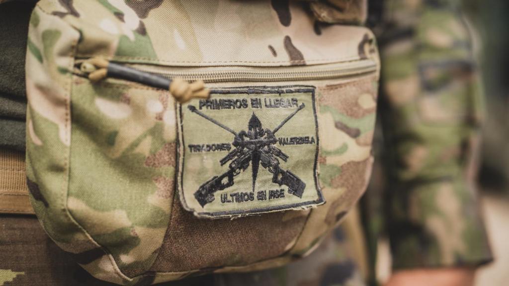 Detalle del parche del cabo primero Velasco con el lema de su bandera.