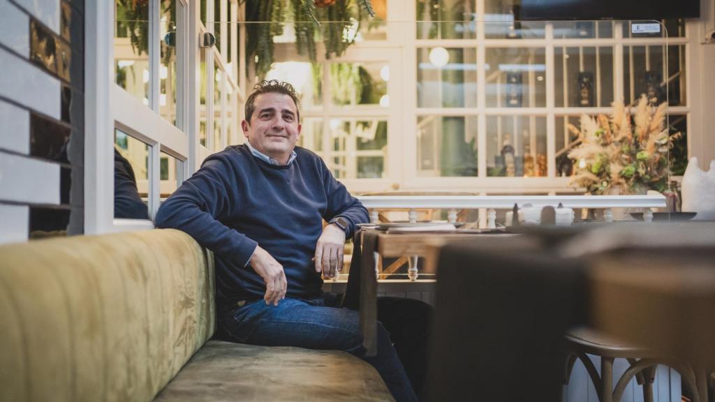 Alfonso Gómez durante la entrevista con EL ESPAÑOL en su local La Bonita 1850, en plena calle Tejares.