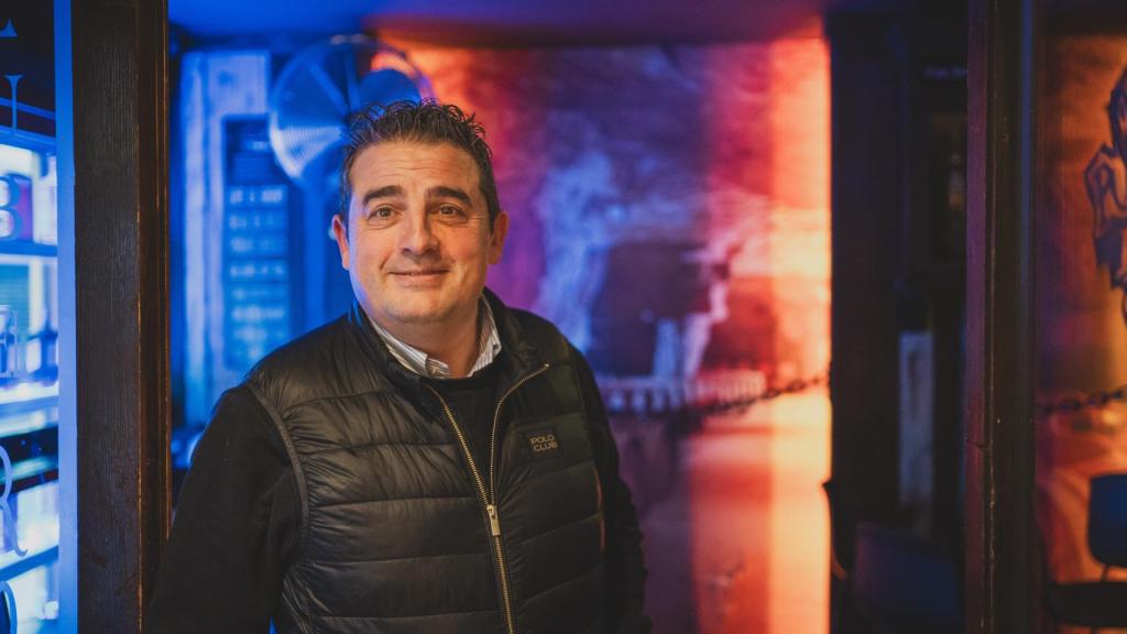 Andrés Gómez posa frente a La Ronería, donde tienen más de 200 variedades de ron, algunas legendarias.