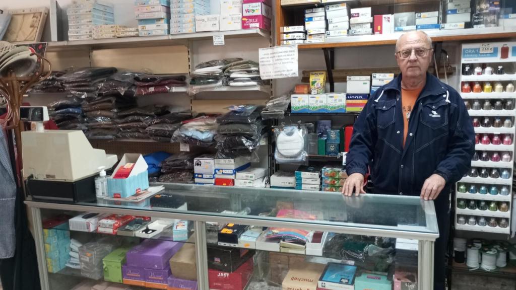 Pedro Lucha, este miércoles, detrás del mostrador de su mercería en Orcera.