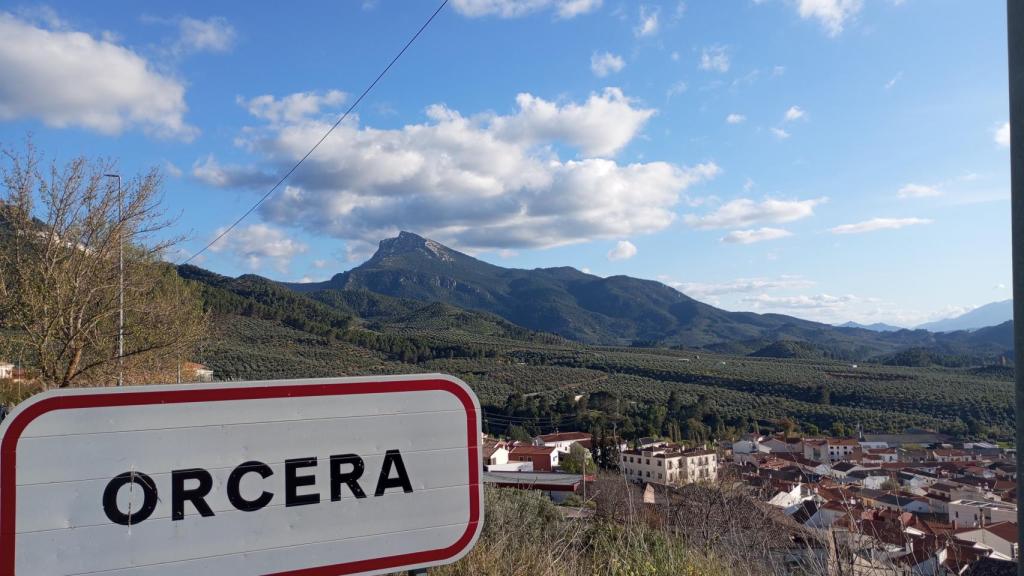 Una vista aérea de Orcera con el Parque Natural de las Sierras de Cazorla, Segura y Las Villas,  al fondo.