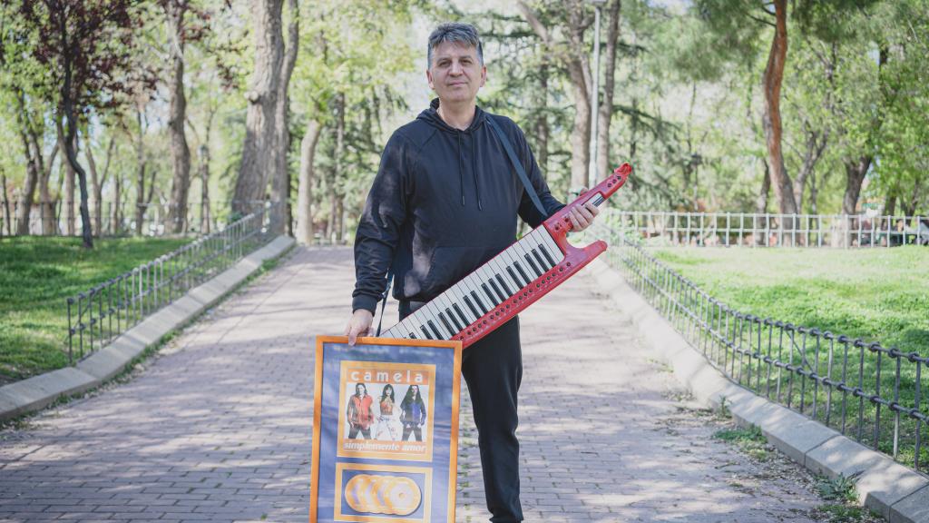 Miguel posa con el teclado y uno de los discos con los que empezó Camela.