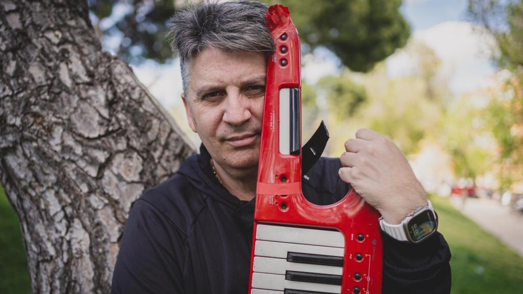 Miguel Cabrera junto a su teclado.