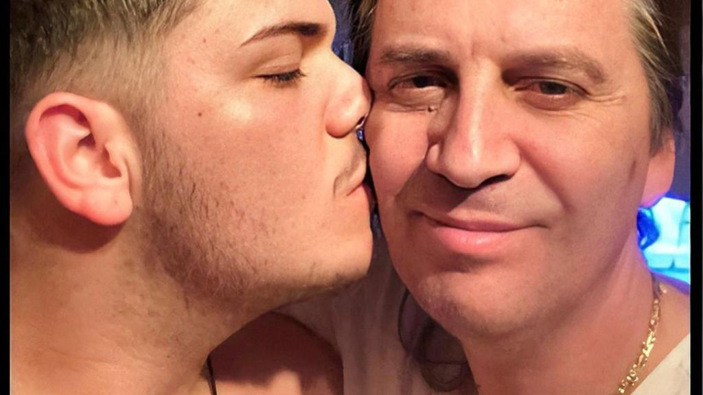 Miguel junto a su hijo.