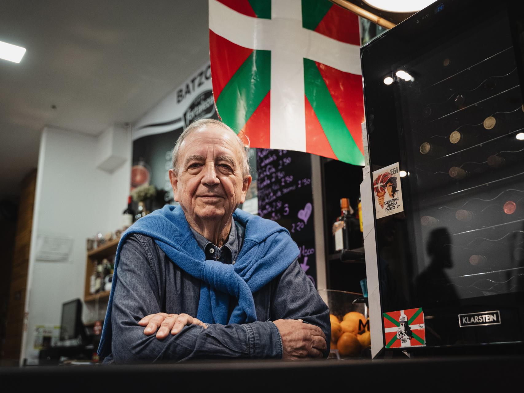 Iñaki Anasagasti, dirigente del PNV durante décadas, en la barra del batzoki del casco viejo de Bilbao.