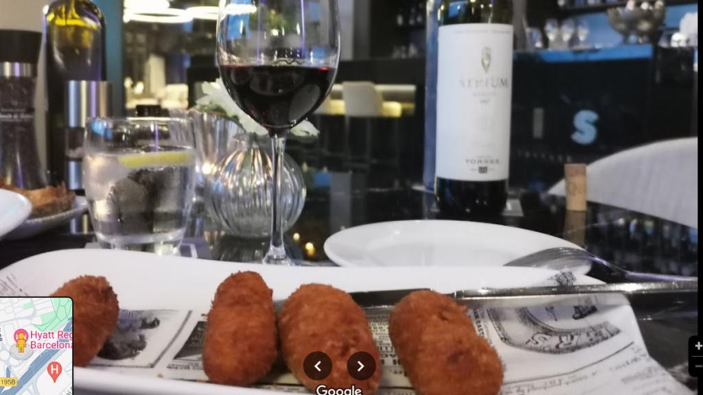 El plato de croquetas y vino que fotografió en un restaurante.