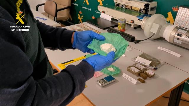 Desmantelado un punto de venta de droga que captaba a menores en parques y colegios de Guardamar