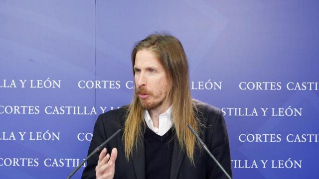 El procurador de Unidas Podemos, Pablo Fernández, durante su rueda de prensa de este viernes en las Cortes.