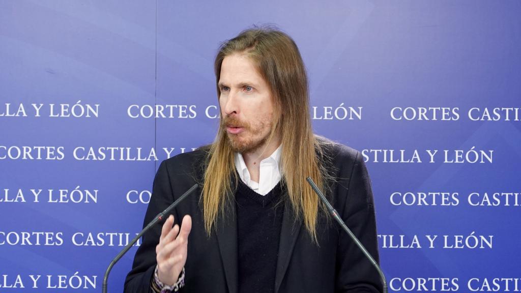 El procurador de Unidas Podemos, Pablo Fernández, durante su rueda de prensa de este viernes en las Cortes.