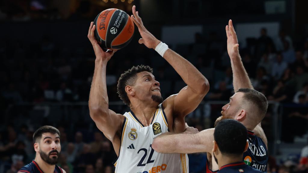 Tavares, en acción en el partido de la Euroliga.