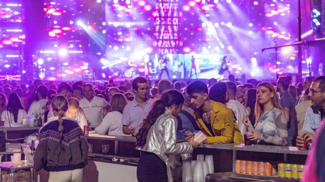 Numeroso público disfrutando de un concierto de la orquesta Panorama.