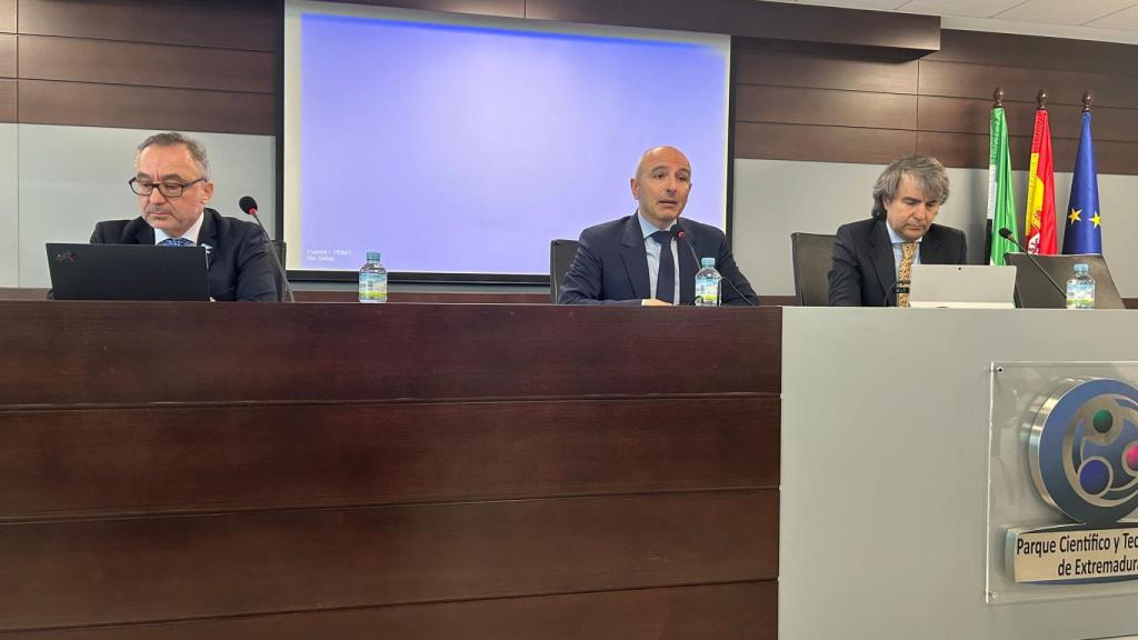 En el centro, el secretario de Transformación Digital de la Junta de Extremadura, Juan Carlos Preciado.