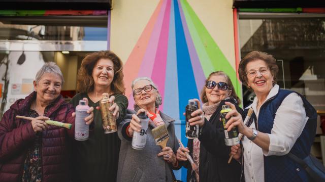 Algunas de las 'abuelas grafiteras' posan para El Español: Mabel González, Guadalupe López-Hazas, Conchita Mesa, Carmen Raya y Pilar Raya, de izda. a dcha.