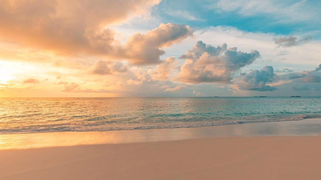 Atardecer en una playa.