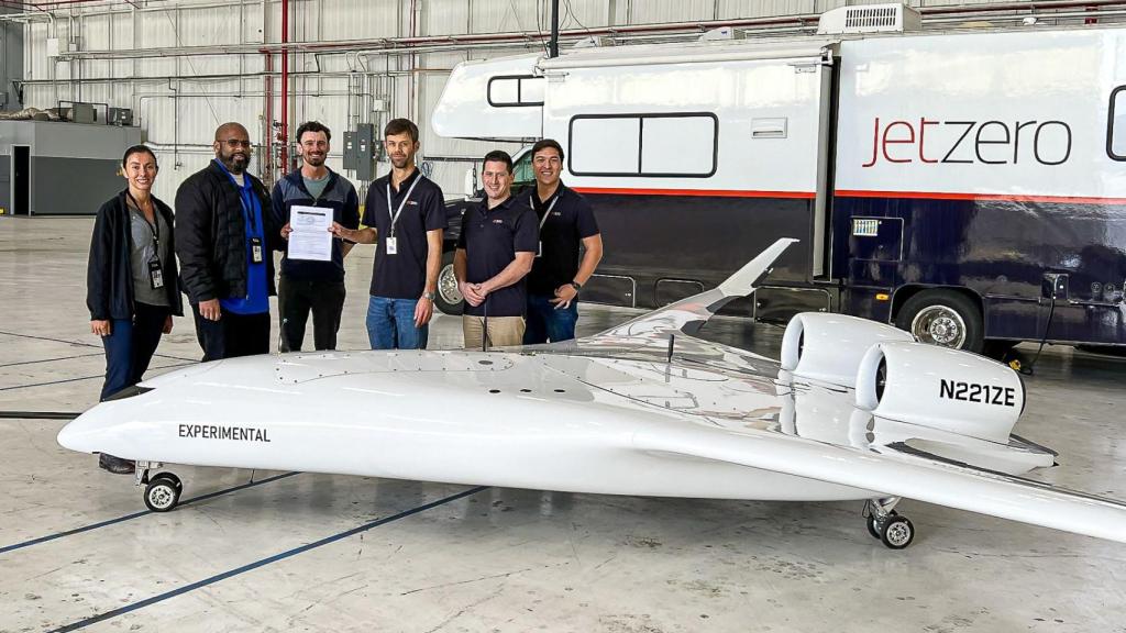 Equipo de JetZero junto con el prototipo