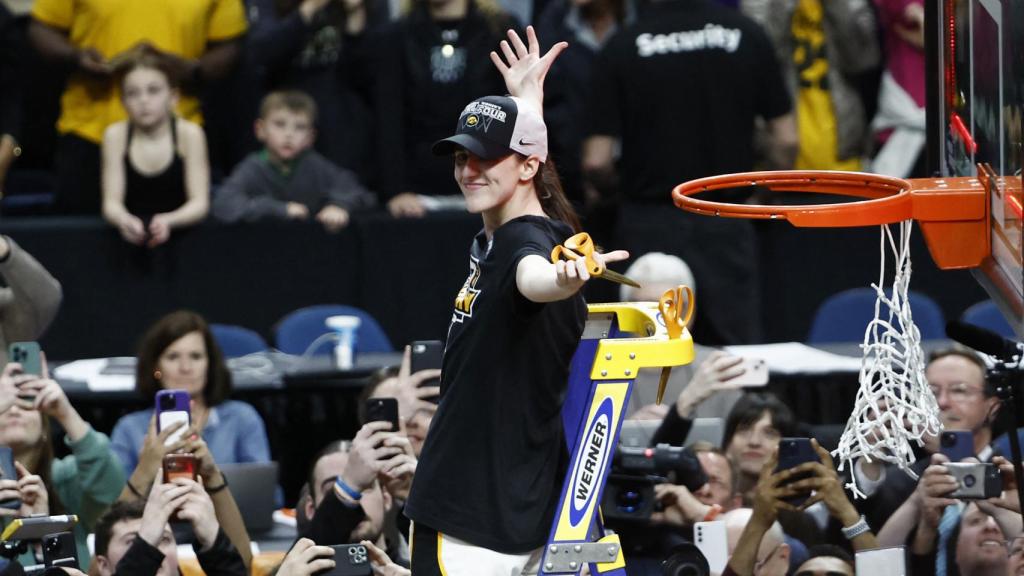 Caitlin Clark celebra el triunfo frente a LSU ante la atenta mirada del público.