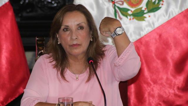 Dina Boluarte mostrando uno de sus relojes a la prensa este viernes.