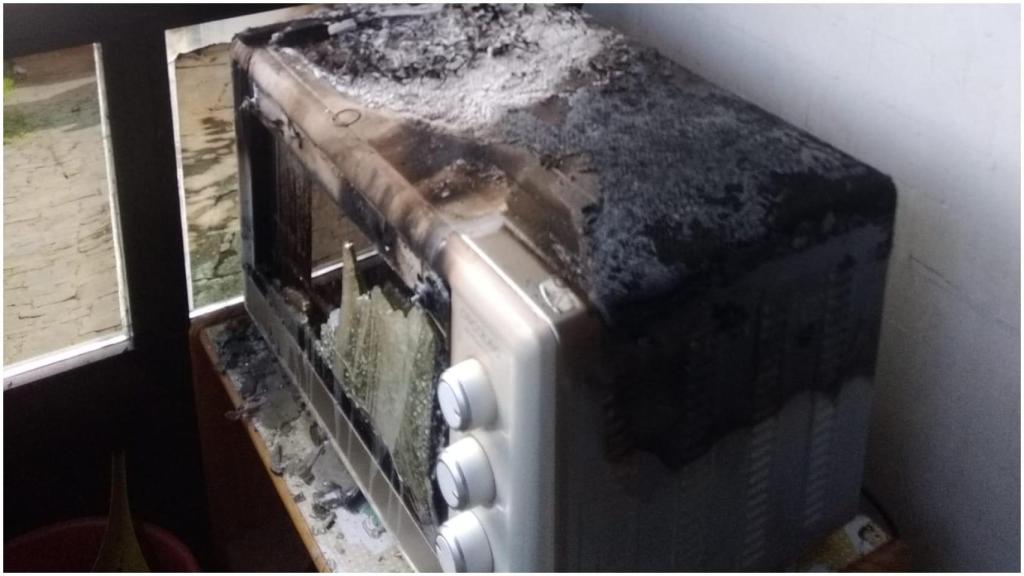 Imagen del microondas que ha originado el incendio