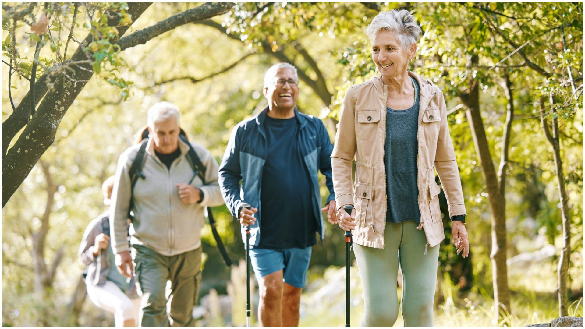 Un grupo de personas realizan senderismo (Shutterstock)