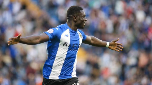 Marcos Mendes celebrando su gol.