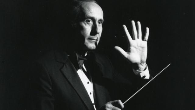 Herny Mancini dirigiendo una de sus bandas sonoras