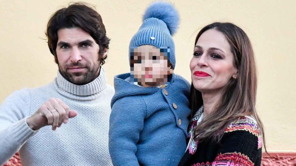 Eva González junto a Cayetano Rivera y su hijo.