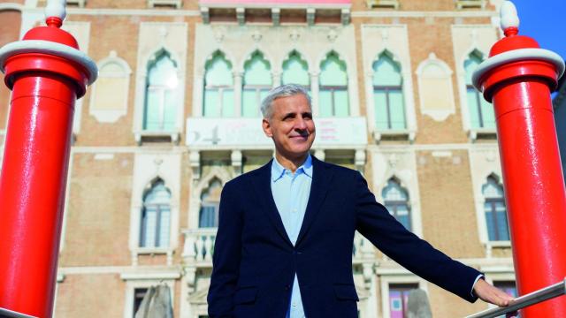 Adriano pedrosa ante el palazzo Giustinian, la oficina principal de la Bienal de Venecia en el Gran Canal. Foto: Andrea Avezzi