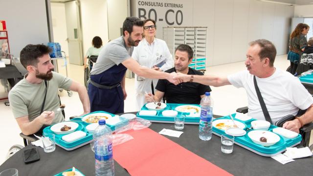 Iván Cerdeño junto a varios pacientes del Hospital Nacional de Parapléjicos de Toledo.