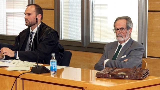El abogado Juan Manuel Lumbreras junto a su cliente, Pepe Lomas, durante el juicio.