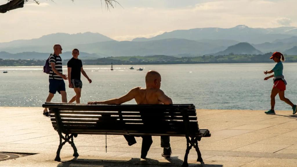 Varias personas disfrutan de un soleado día de primavera en marzo de 2024.