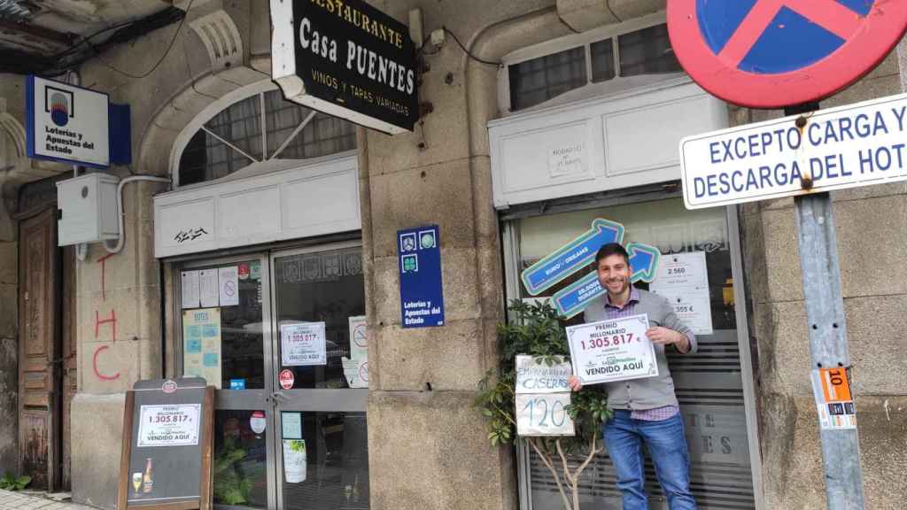 Rubén García frente al restaurante Casa Puentes en Vigo.