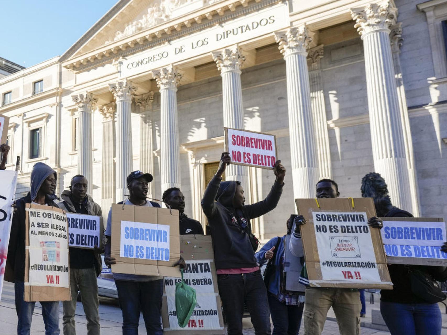 Un grupo de inmigrantes se manifiesta frente al Congreso de los Diputados.