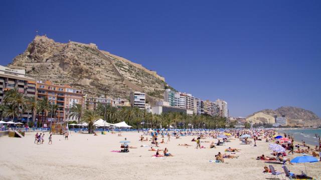 La playa del Postiguet, en una imagen de Shutterstock.