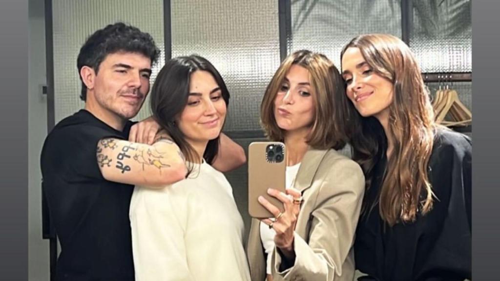 María Pombo posa al lado de su representante, Teresa.