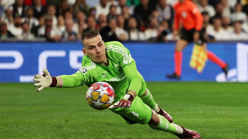 Lunin se estira para tratar de detener el balón en el partido ante el City.