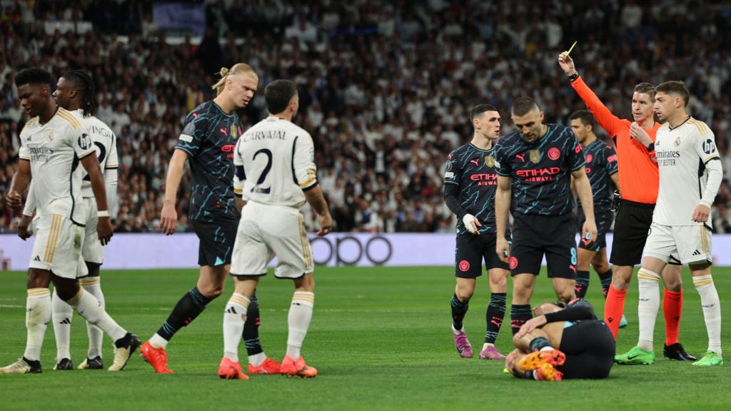 Francois Letexier muestra la tarjeta amarilla a Tchouameni