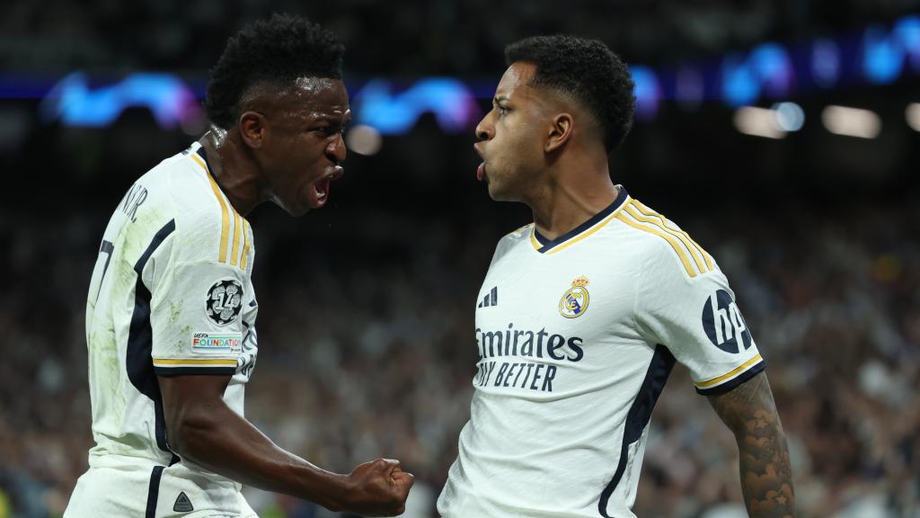Rodrygo celebra con Vinicius su gol al Manchester City