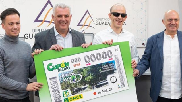 Presentación del cupón de la ONCE dedicado a la Sabina Gorda de Villar de Cobeta (Guadalajara)