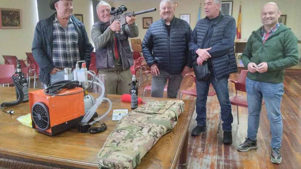 Presentación en Covelo de la escopeta para eliminar velutinas.