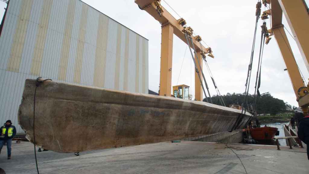 Semisumergible de fabricación artesanal ‘Poseidón’, izado en el puerto de Xufre en marzo de 2023.