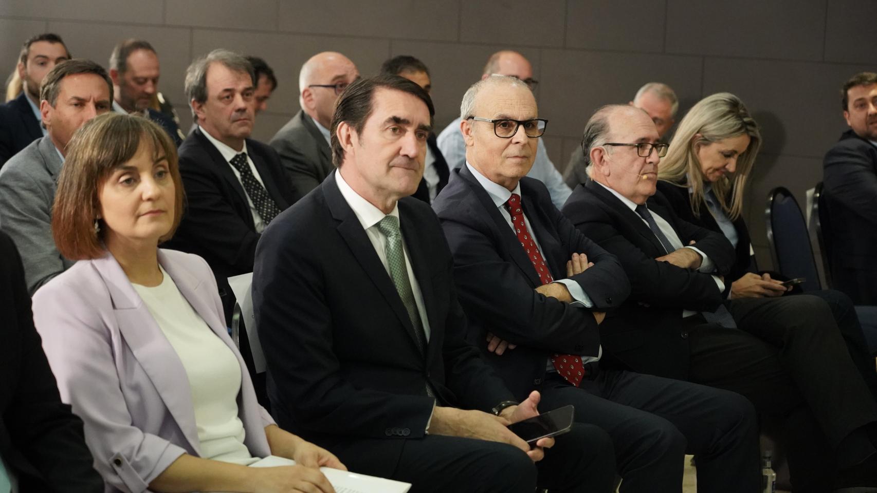 Silvia García, directora de EL ESPAÑOL Noticias de Castilla y León; Juan Carlos Suárez-Quiñones, consejero de Medio Ambiente, Vivienda y Ordenación del Territorio de la Junta; y Carlos Velasco, consejero delegado de EL ESPAÑOL Noticias de Castilla y León en el Foro Energía